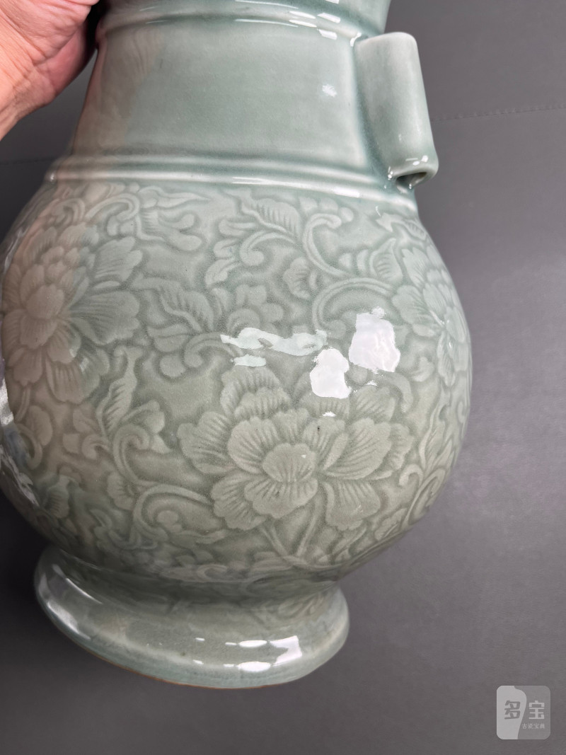 清康熙  豆青釉刻划缠枝牡丹纹贯耳壶 - 图16